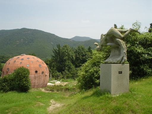 돔 모양의 전시실과 공원 풍경. 